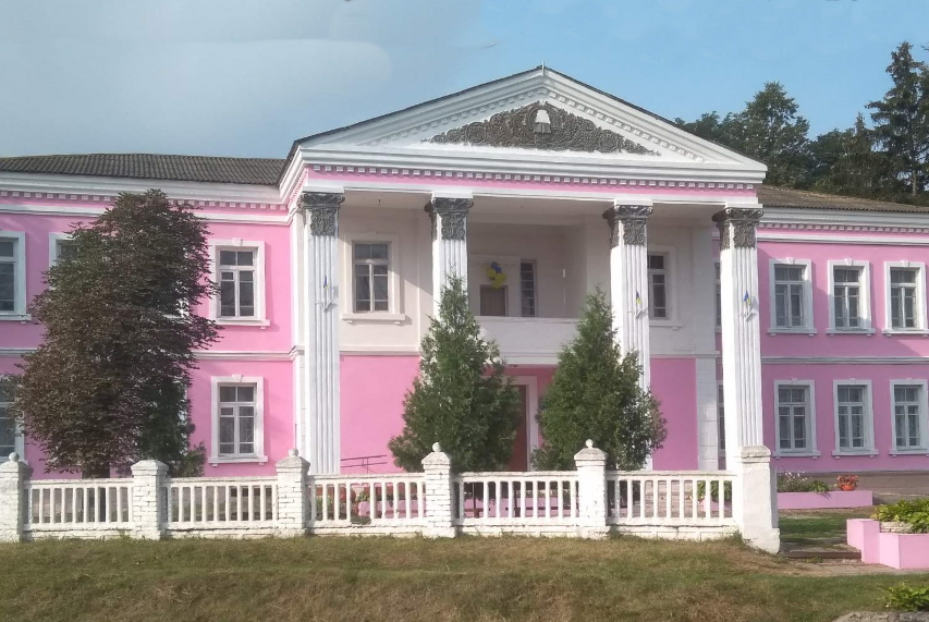 До дня села в Орлівці пофарбували фасад сільського будинку культури