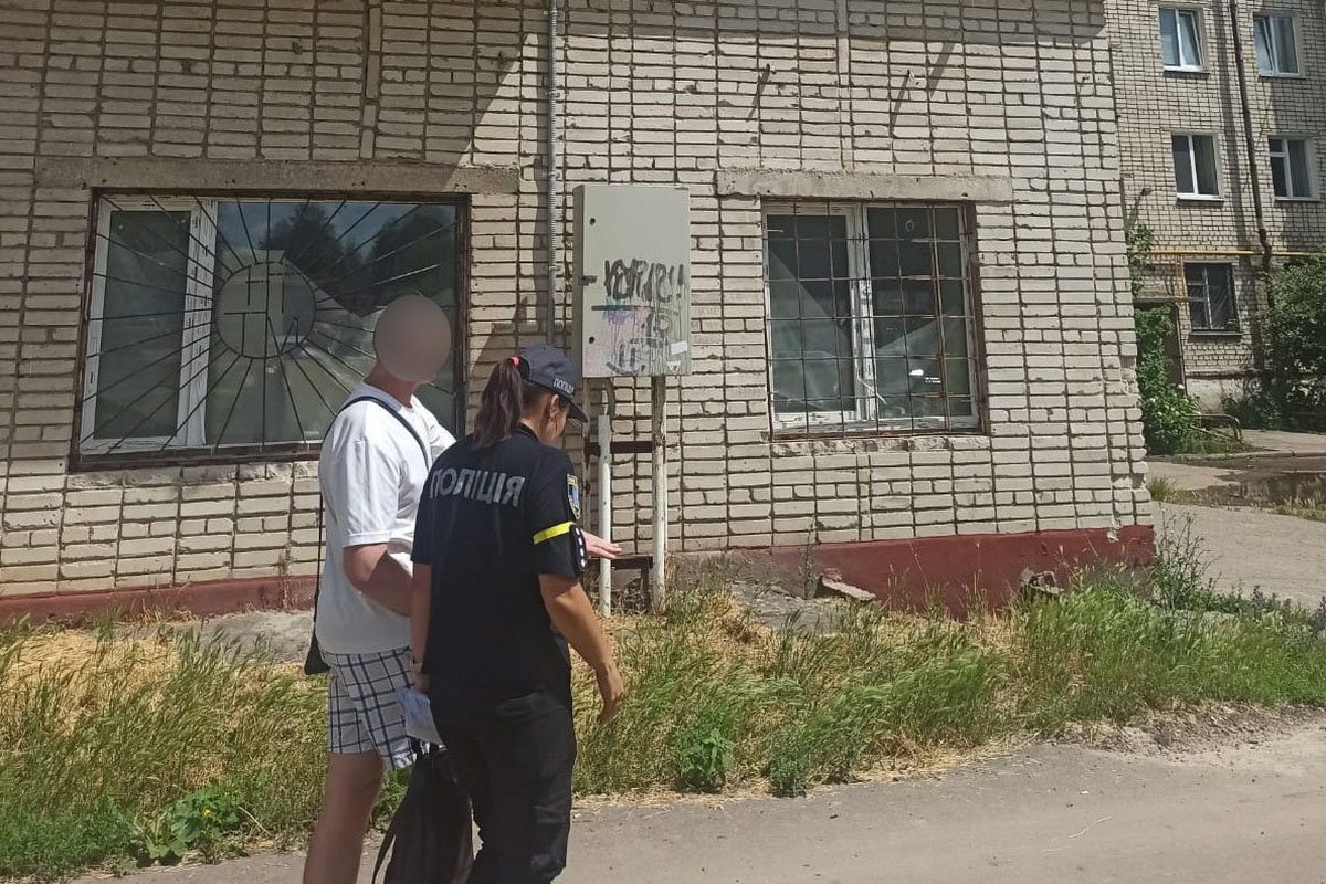 У Шостці трирічна дитина випала з вікна на третьому поверсі