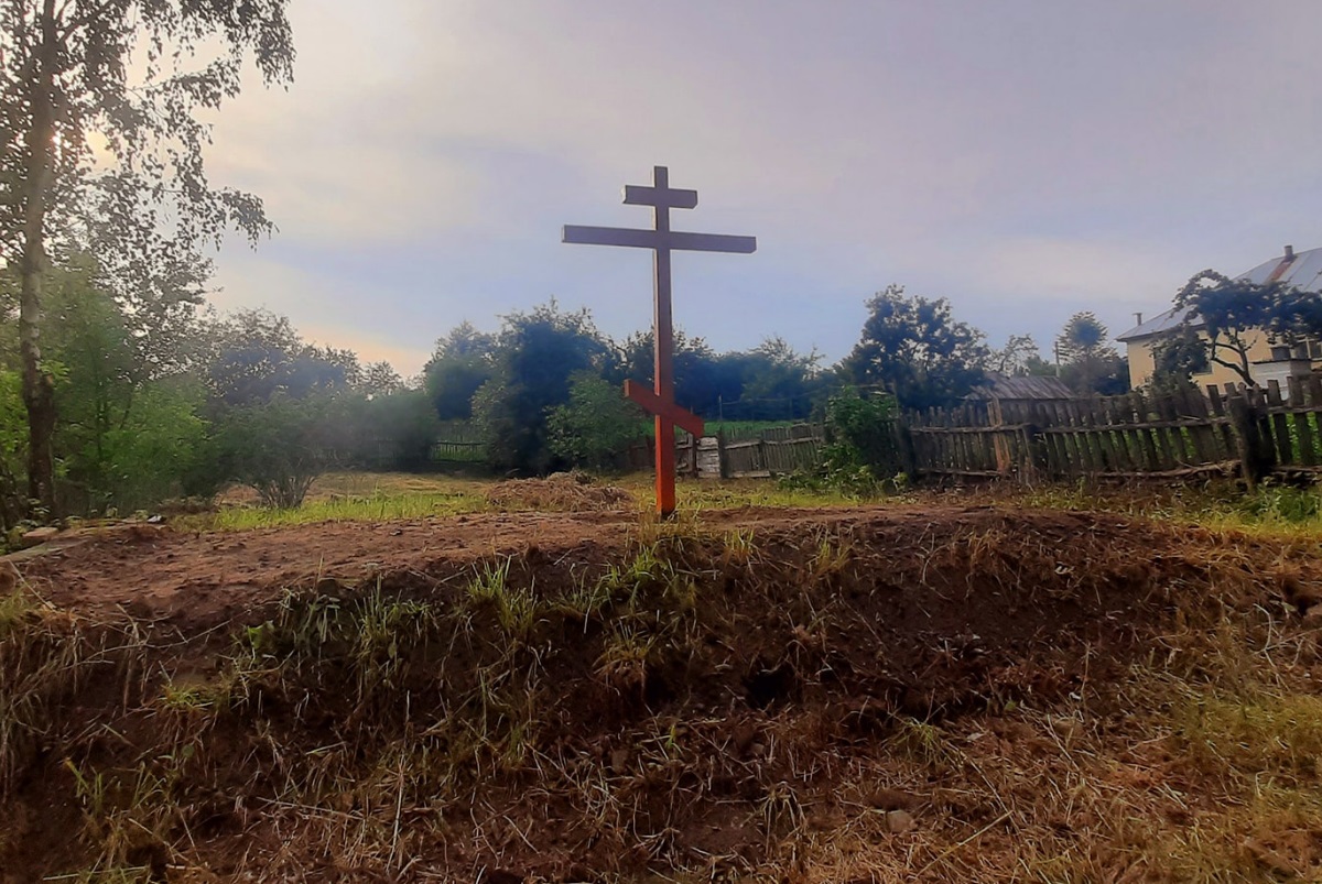 В Свесі встановили хрест на місці згорілого храму
