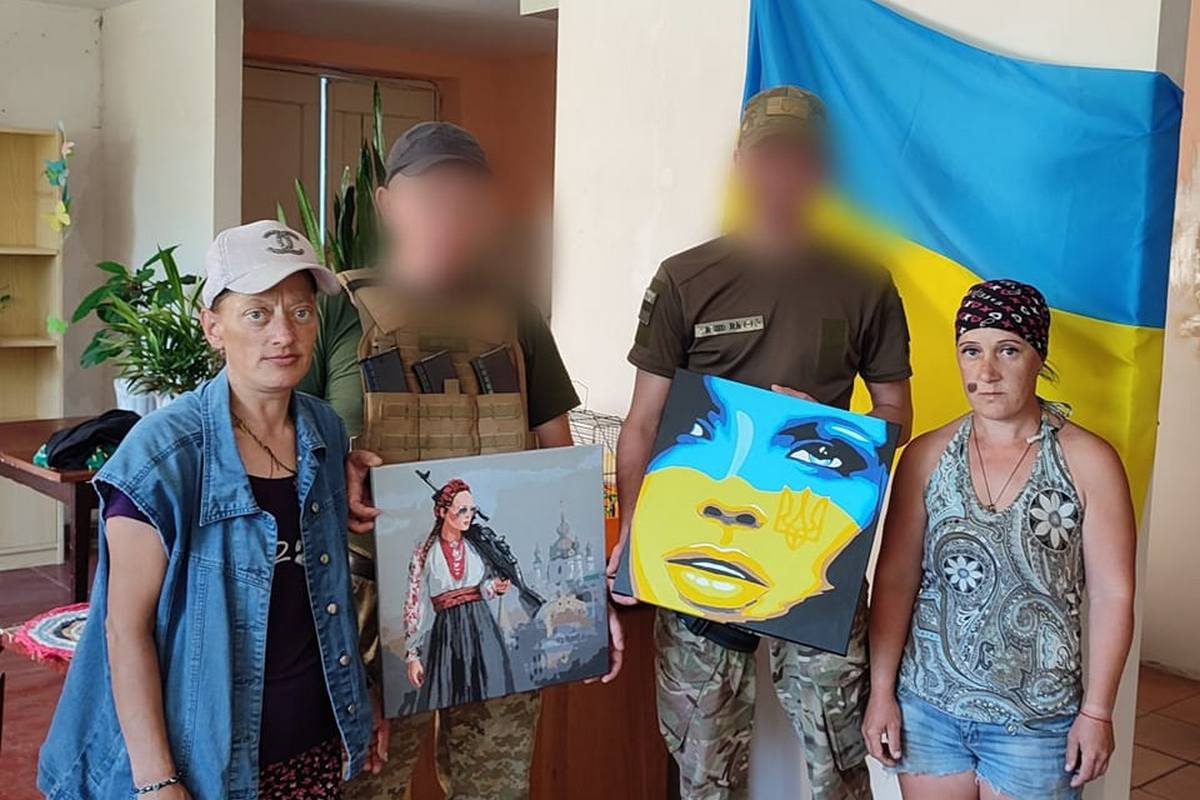 Дівчата Свеського психоневрологічного інтернату передали військовим картини