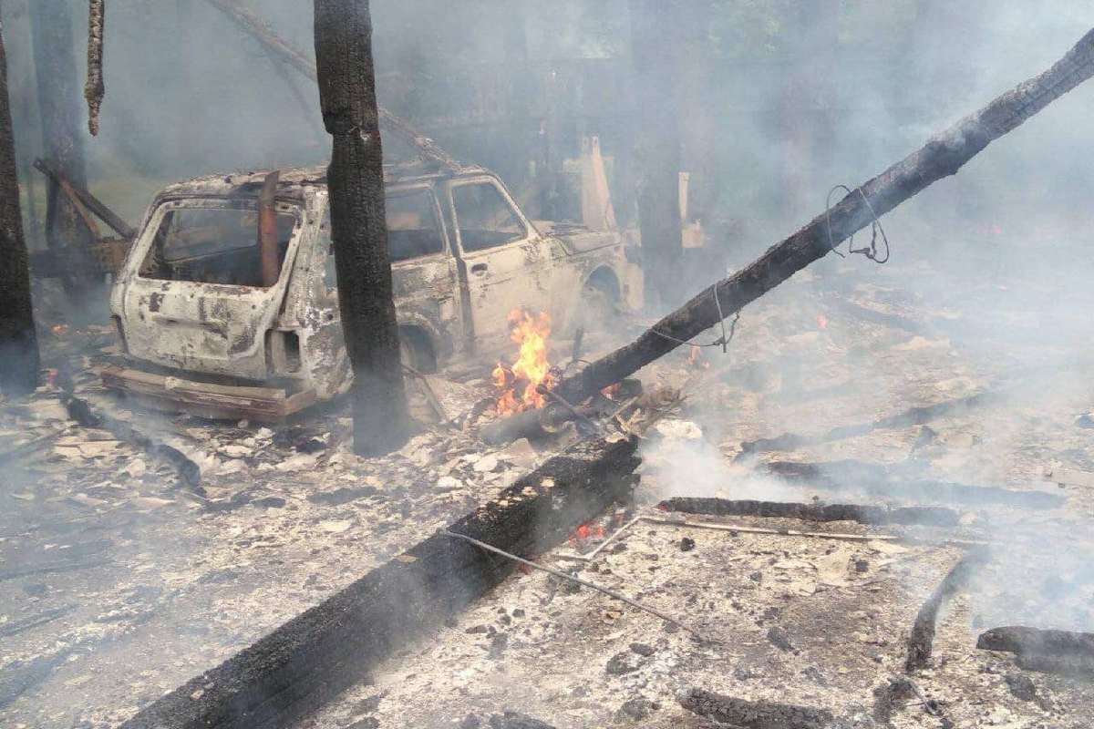 Спалено 2 службових автомобіля, одного місцевого мешканця поранено: наслідки обстрілів Шосткинського району