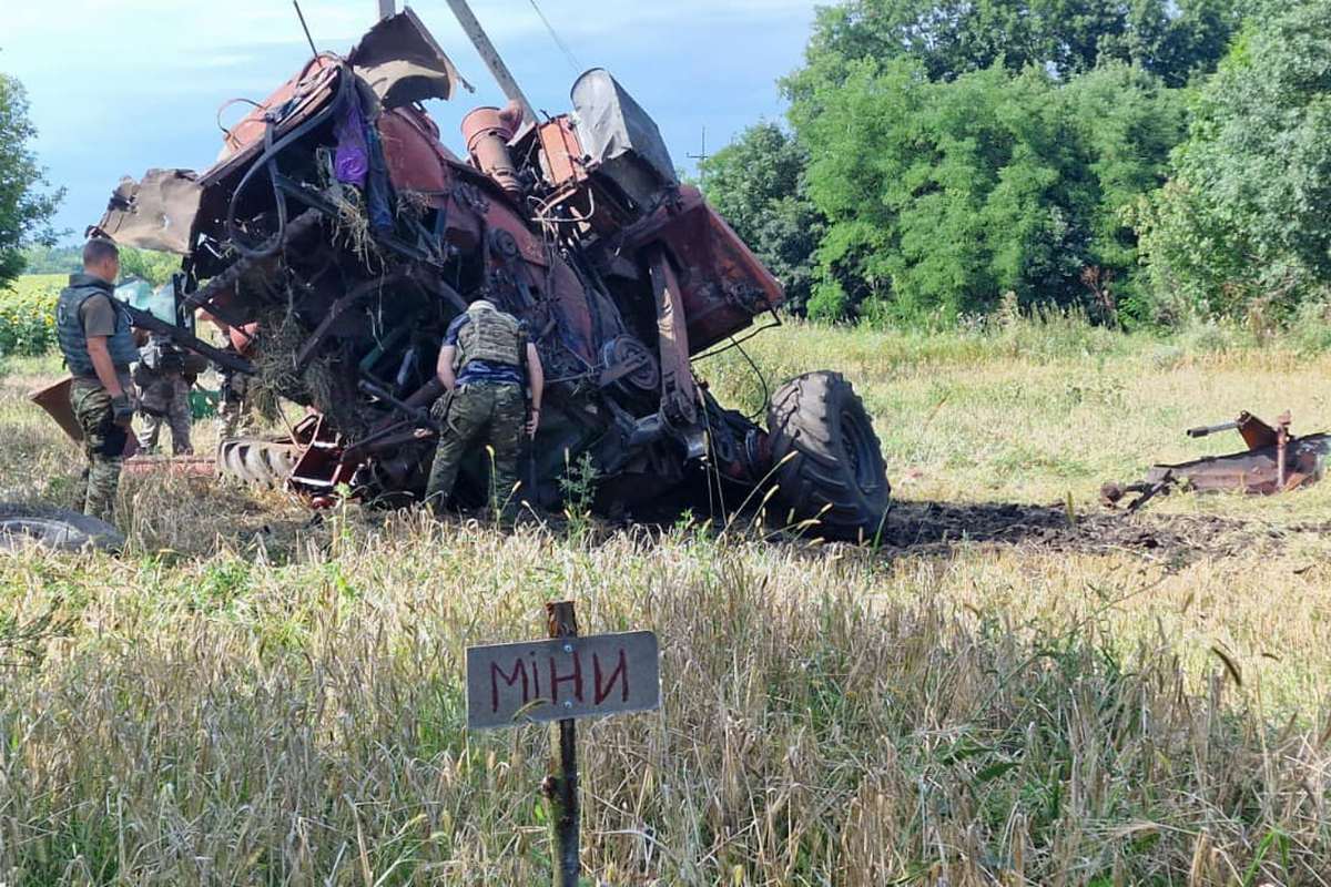 На Сумщині в полі підірвався комбайн: водій у лікарні