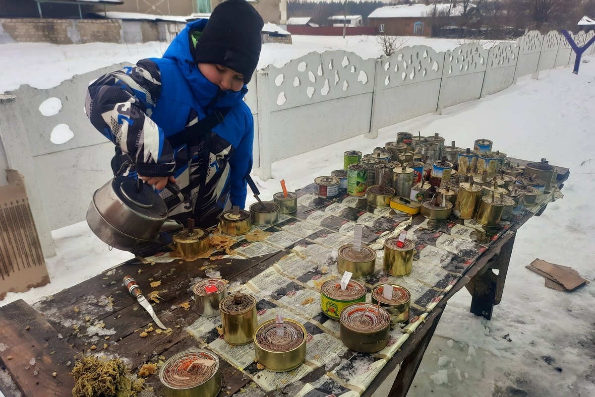 Свесяни продовжують виготовляти окопні свічки