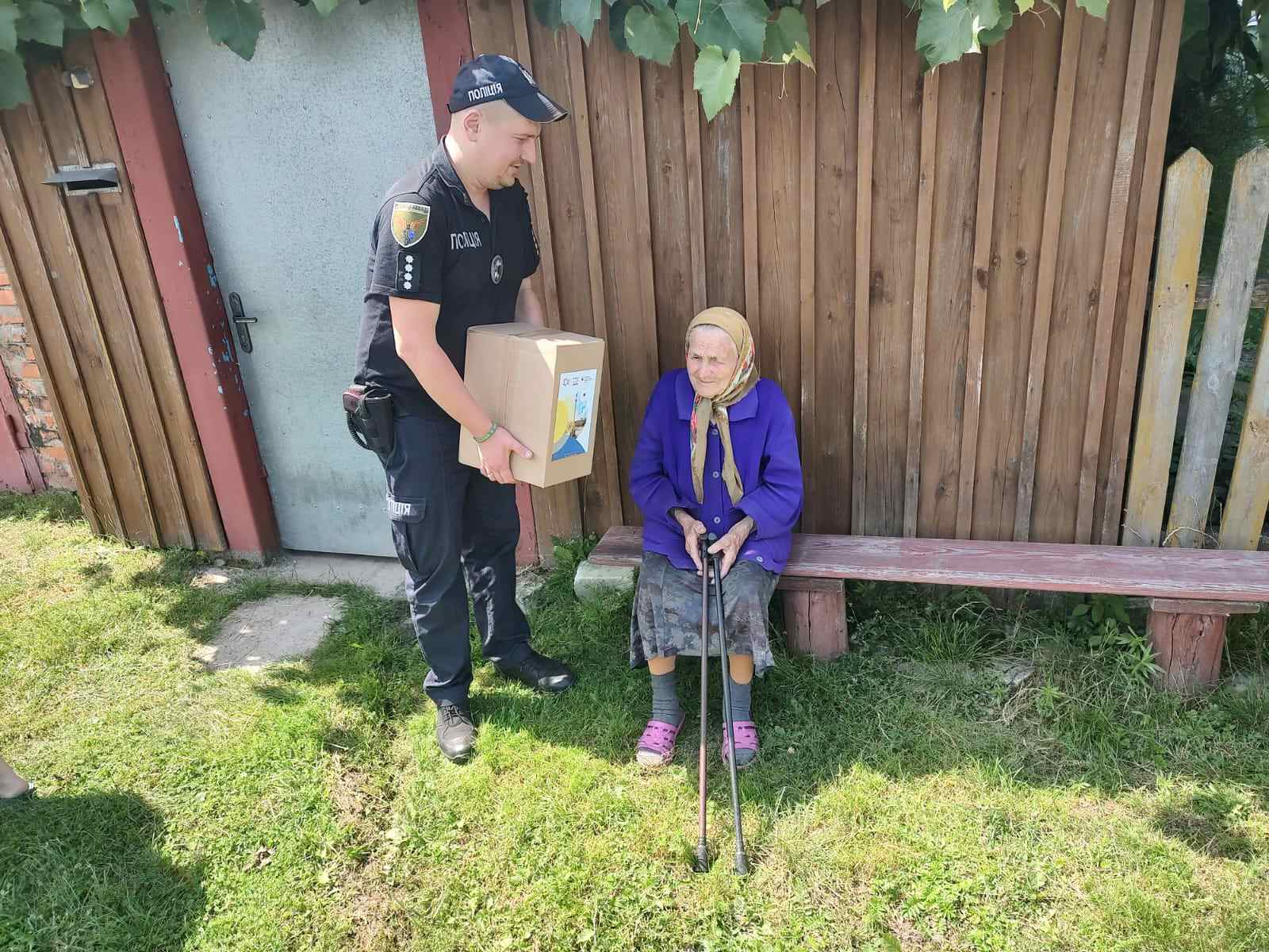 Свеські поліцейські офіцери громади піклуються про літніх людей