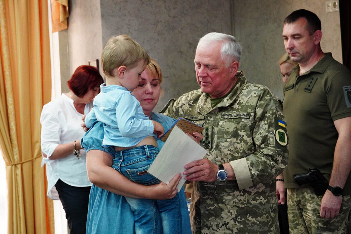 В Сумах вручили нагороду рідним загиблого військового Євгена Малярова