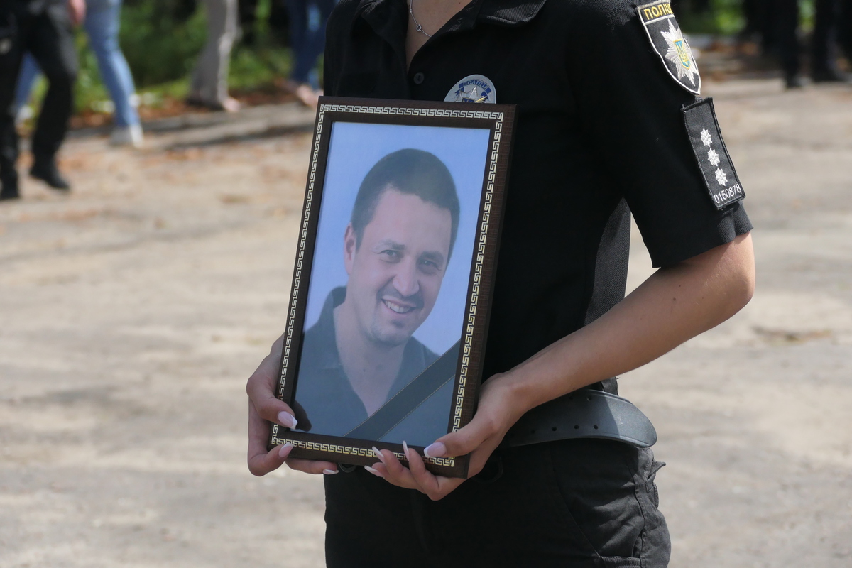 В Ямполі попрощались з поліціянтом, що потрапив під обстріл в Середино-Буді