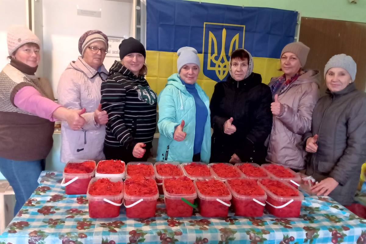Свесянки наготували для наших захисників 57 літрів овочевого салату