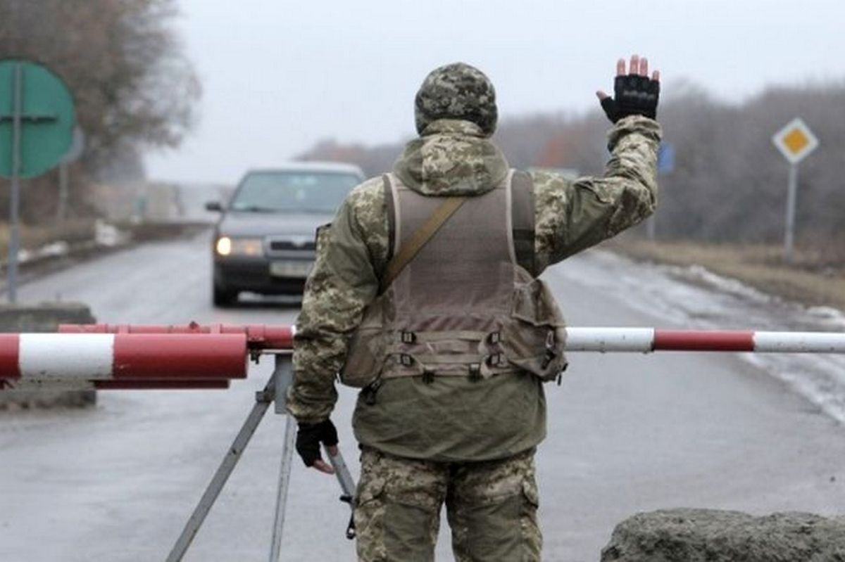 На одному з блокпостів прикордонники застосували зброю, щоб зупинити автомобіль