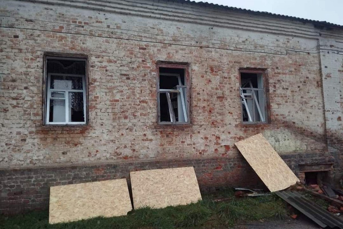 Через російський обстріл в Дружбі пошкоджено контактну мережу та приміщення лікарні
