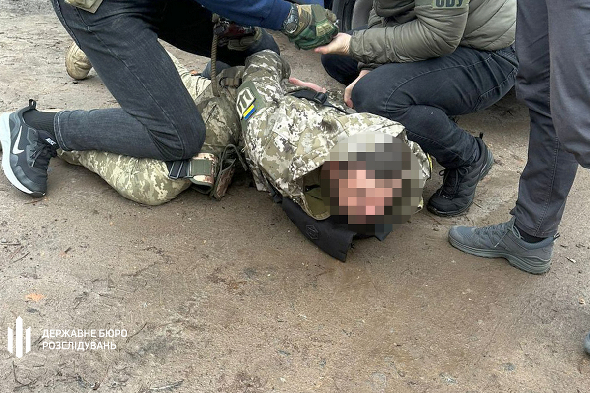 За 10 тисяч доларів “допомагав” уникнути призову. На Сумщині затримано затримано військового поліцейського