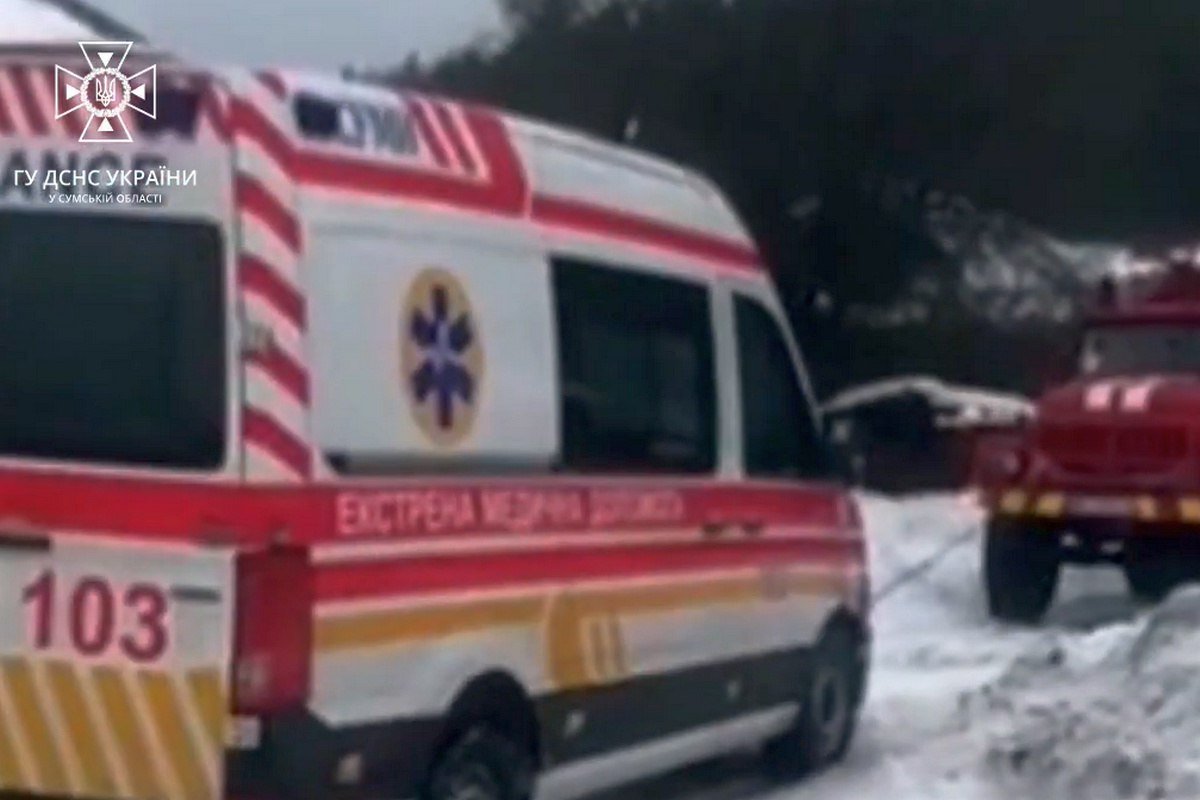 В Свесі, зі снігового полону, рятувальники звільнили карету швидкої допомоги