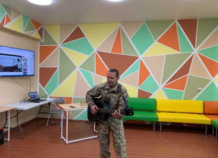 Поет з ЗСУ. В Свесі відбулась творча зустріч з Віктором Кузьменком