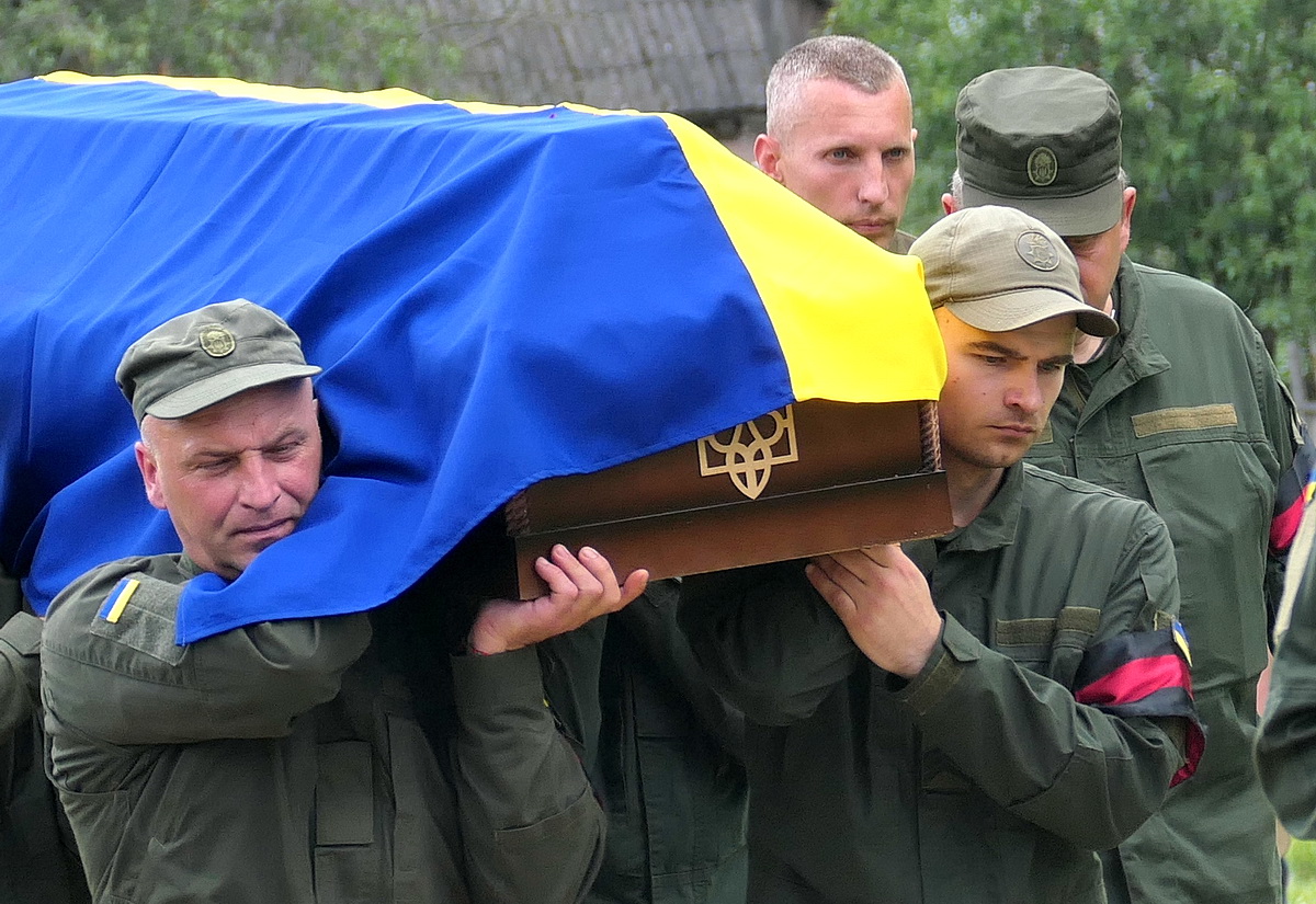 Прощання з Романом Шпаком. В Свесі поховали воїна, що загинув на Харківщині