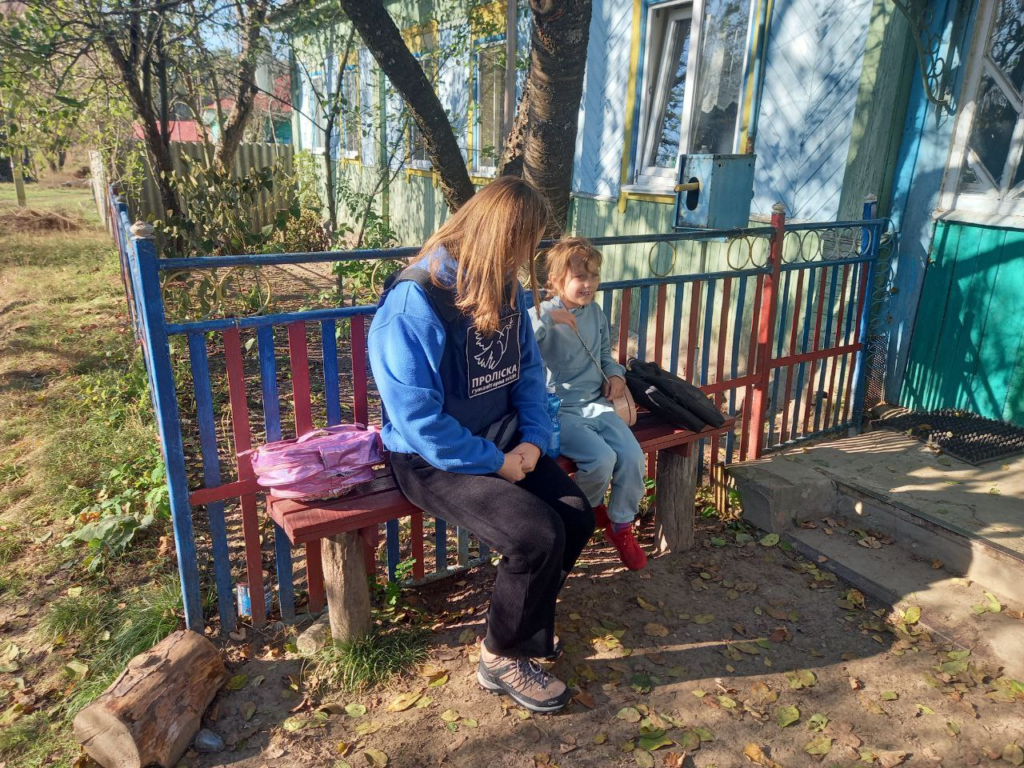 Волонтери евакуювали родину із прикордонного селища Свеса