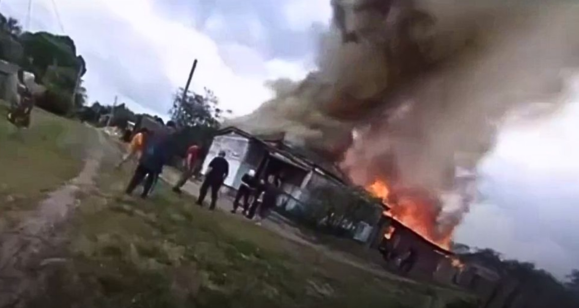 Обстріл Середини-Буди: Поліцейські врятували чоловіка з охопленого полум’ям будинку