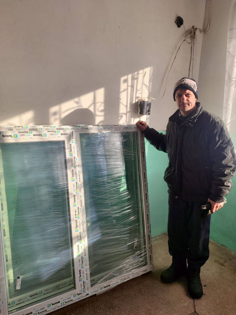 Жителям Свеської громади надали допомогу пластиковими вікнами